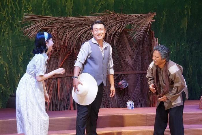 Các diễn viên trẻ thăng hoa cảm xúc trong vở Người điên trong ngôi nhà cổ