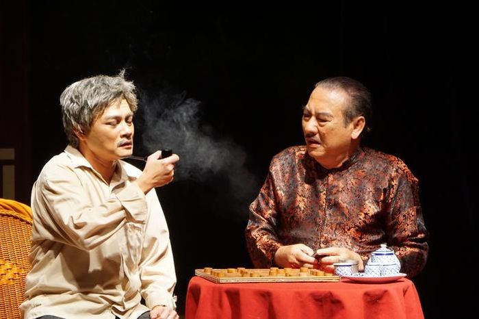 Nghệ sĩ Thế Hải và Thành Hội trong vở Người điên trong ngôi nhà cổ