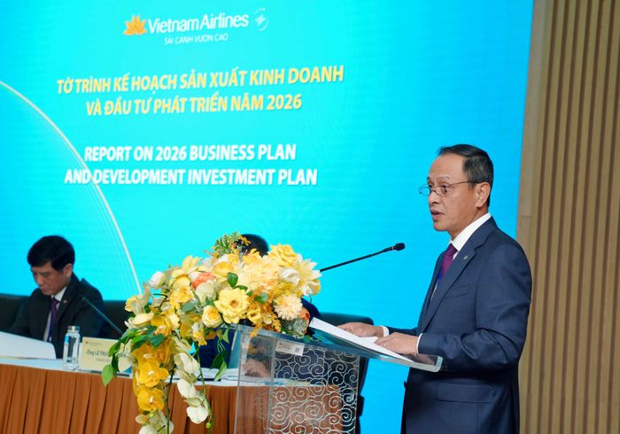 Ông Lê Hồng Hà, Tổng giám đốc Vietnam Airlines, trình bài kế hoạch sản xuất kinh doanh và đầu tư phát triển năm 2026 của Vietnam Airlines