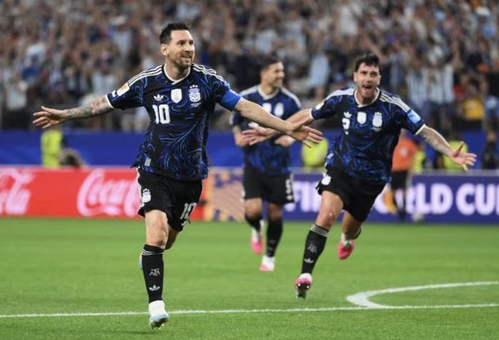  Lionel Messi vào sân từ ghế dự bị và ghi bàn ấn định tỉ số chung cuộc 