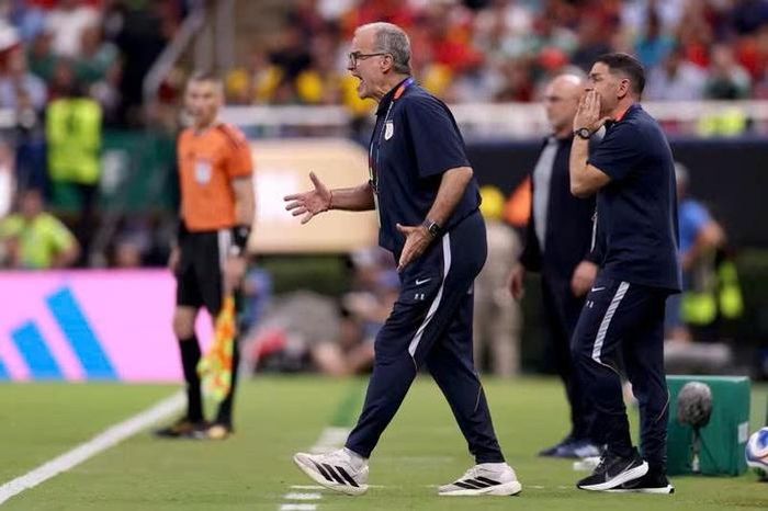 Thuyền trưởng Uruguay Marcelo Bielsa đã quát tháo vào máy quay truyền hình trước khi bắt đầu buổi họp báo sau trận đấu (Ảnh: FIFA)
