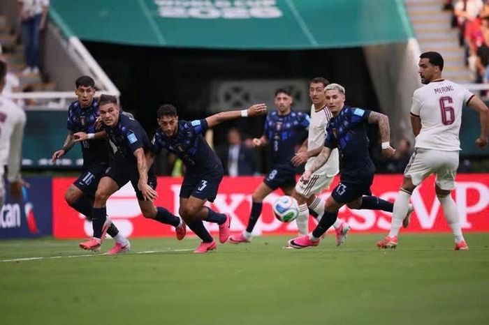 Nội bộ tuyển Uruguay (áo đen) bất ổn từ trước trận đấu sinh tử với Tây Ban Nha (Ảnh: FIFA)