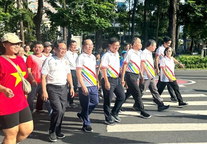 Các đồng chí nguyên lãnh đạo, lãnh đạo TP HCM tham gia đi bộ