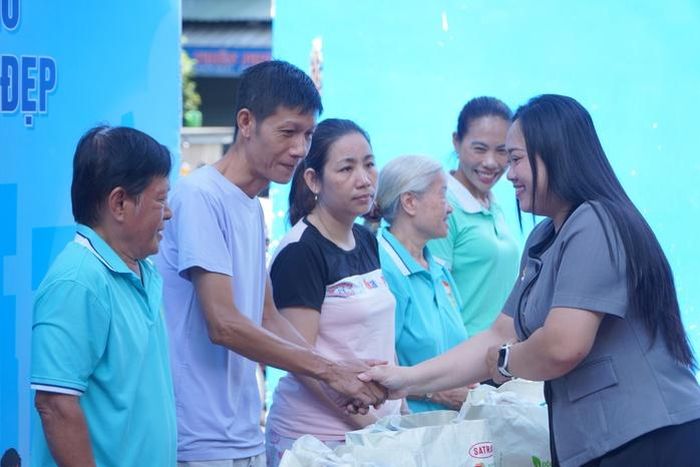 Lãnh đạo phường Diên Hồng trao quà an sinh đến người dân