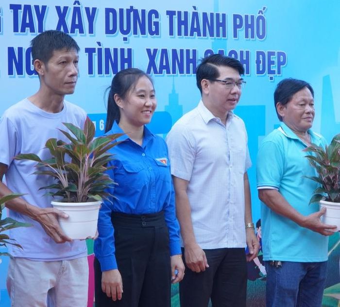 Trao tặng cây xanh cho người dân