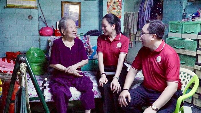 Bà Nguyễn Thị Vững (SN 1941), mắc ung thư đại tràng, không giấu được niềm vui khi được đội ngũ y, bác sĩ đến tận nhà thăm khám. Với bà, sự quan tâm này không chỉ giúp giảm bớt khó khăn trong việc đi lại mà còn mang đến sự an tâm trong quá trình điều trị và chăm sóc sức khỏe