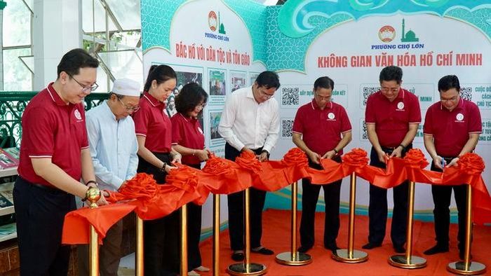 Lãnh đạo và đại biểu thực hiện nghi thức ra mắt Không gian văn hóa Hồ Chí Minh tại Thánh đường Hồi giáo Chợ Lớn