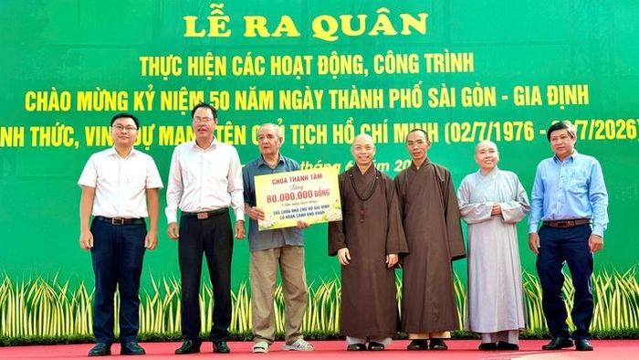 Ban Quản trị chùa Thanh Tâm hỗ trợ kinh phí sửa chữa Nhà Đại đoàn kết cho hộ gia đình có hoàn cảnh khó khăn