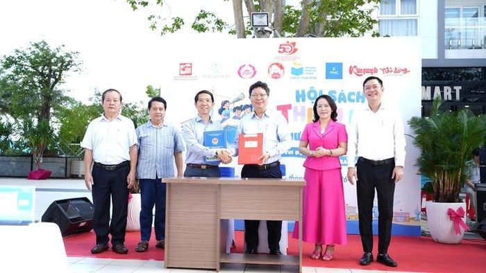 NXB Tổng hợp TPHCM trao tặng tủ sách thiếu nhi gồm 170 đầu sách đến cư dân Chung cư Xi Grand Court