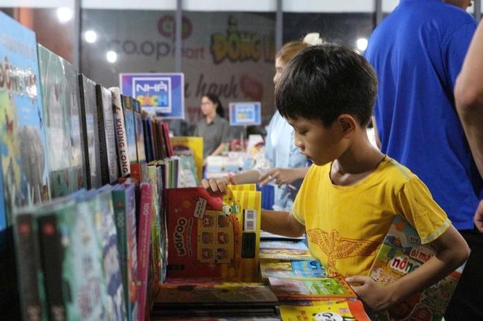 Các em nhỏ say mê tìm đọc và lựa chọn sách tại không gian Hội sách Thiếu nhi TPHCM năm 2026