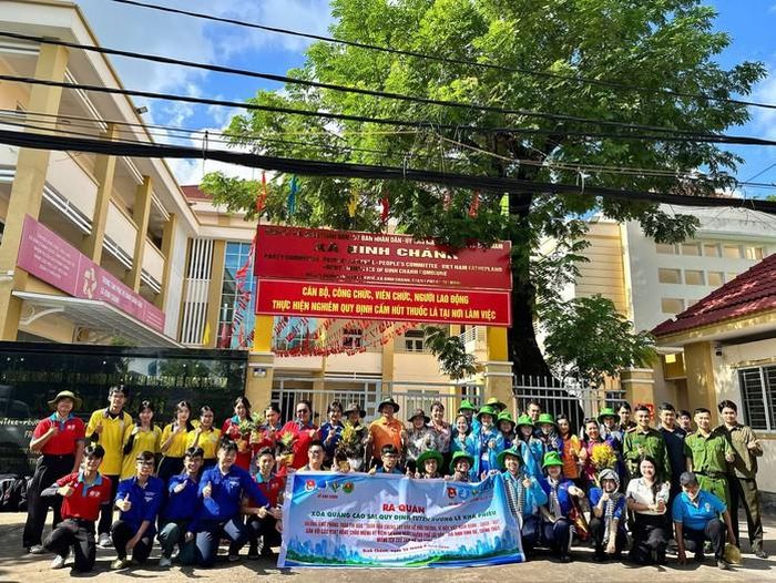Ngay sau lễ phát động, các lực lượng đồng loạt ra quân vệ sinh môi trường trên các tuyến đường trọng điểm của xã Bình Chánh