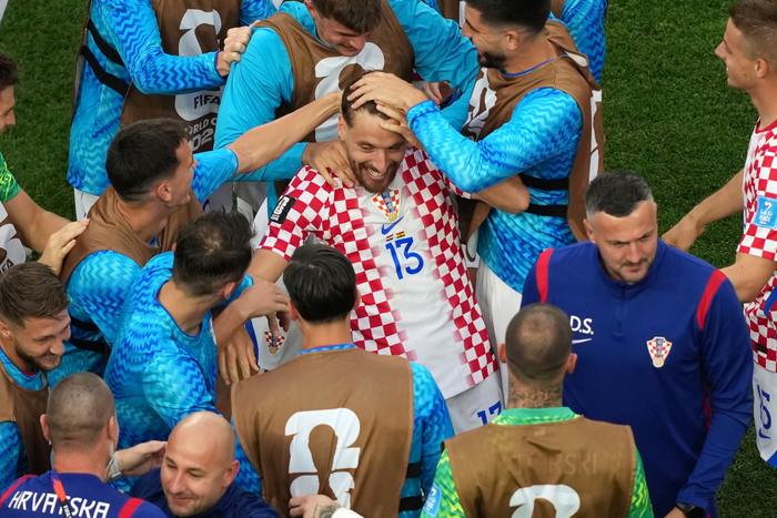 Các cầu thủ Croatia chia vui cùng Nikola Vlasic (số 13) sau bàn thắng vào lưới Ghana. Ảnh: AP 