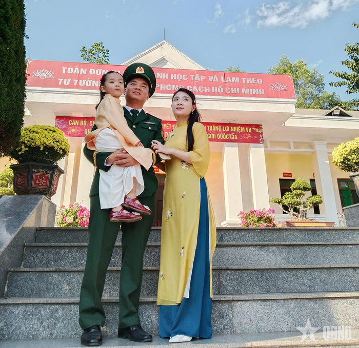 Thiếu tá Vũ Đức Hưng cùng vợ và con gái. Ảnh: QUỐC TẬP 