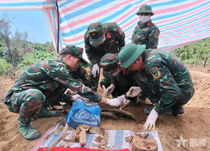 Cán bộ, chiến sĩ Bộ CHQS tỉnh Lào Cai cất bốc hài cốt liệt sĩ.
