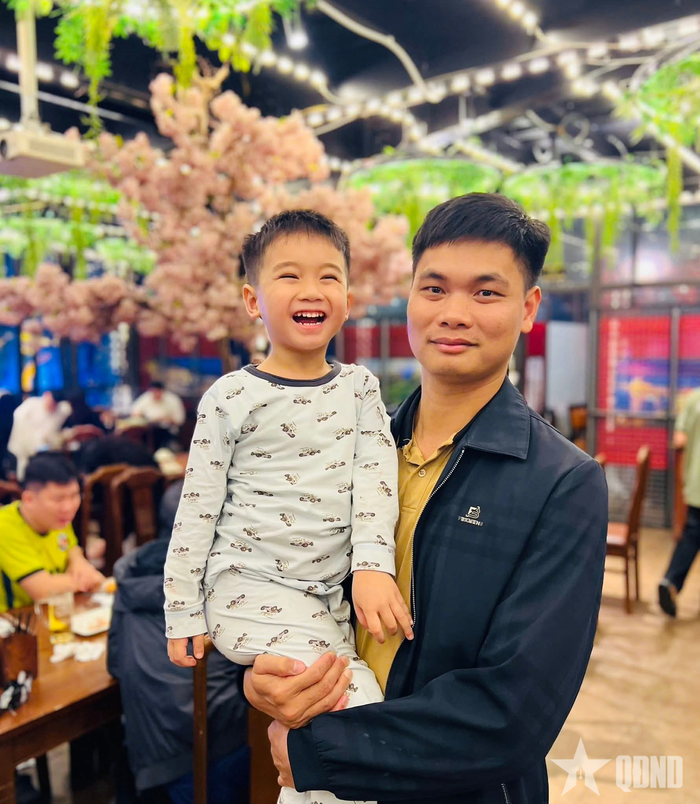  Đồng chí Đào Công Luận và cháu trai.