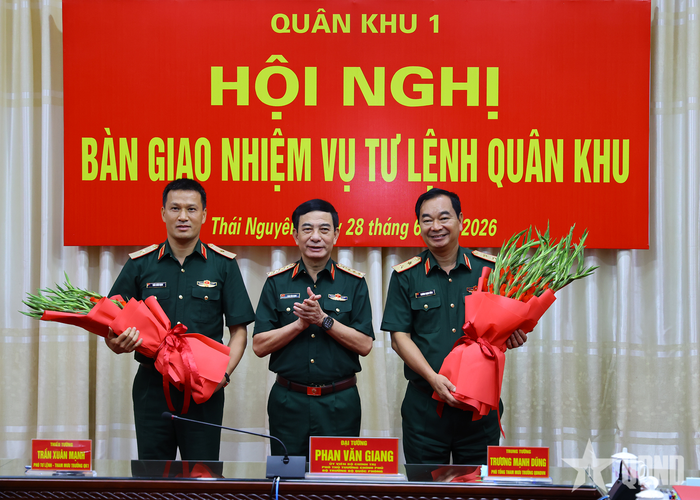 Đại tướng Phan Văn Giang chúc mừng các đồng chí nhận nhiệm vụ mới. 