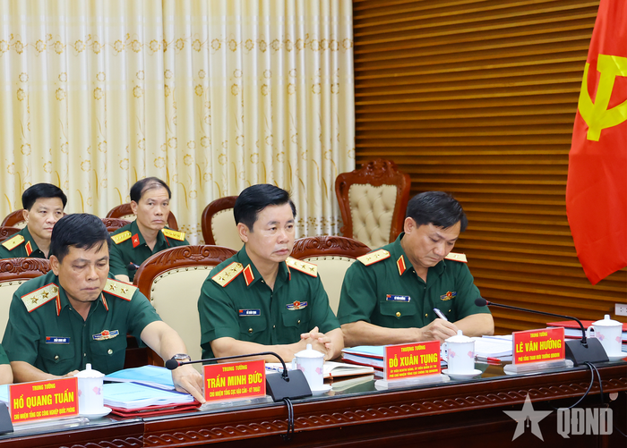 Thượng tướng Đỗ Xuân Tụng, Ủy viên Trung ương Đảng, Phó chủ nhiệm Tổng cục Chính trị (giữa); Trung tướng Lê Văn Hướng, Phó tổng Tham mưu trưởng (phải) và các đại biểu tại hội nghị. 