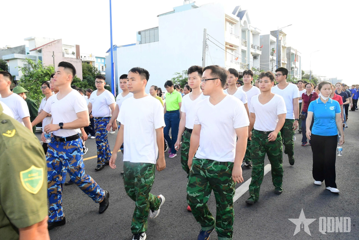  Cán bộ, chiến sĩ Hải đoàn Biên phòng 18 tham gia đi bộ gây quỹ. 