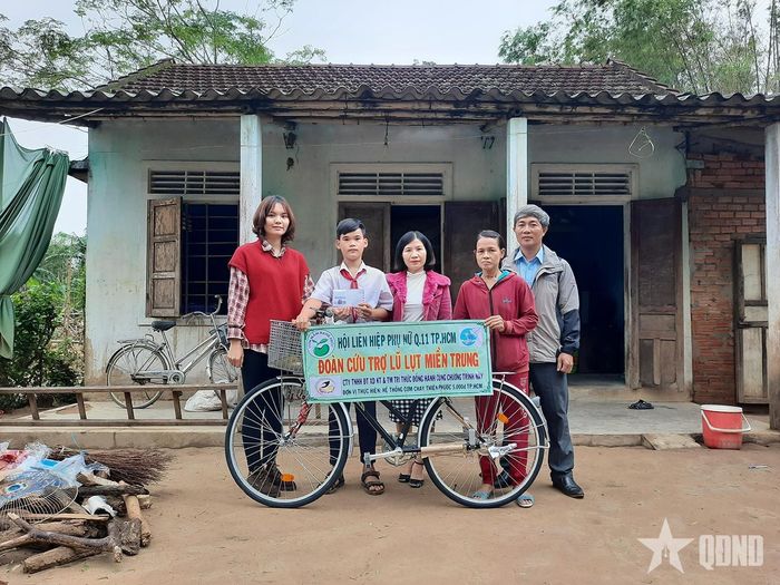Cô Hồ Thị Tuyết (đứng giữa) kết nối mạnh thường quân trao tặng xe đạp cho học sinh nghèo. 