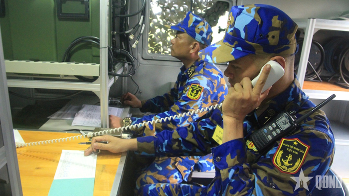 Cán bộ, nhân viên của Lữ đoàn khai thác hệ thống thông tin xe cơ động. Ảnh do đơn vị cung cấp 