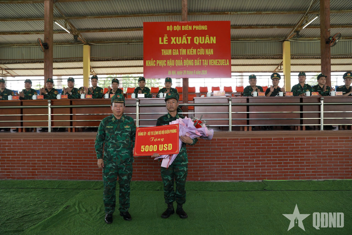  Lãnh đạo Bộ đội Biên phòng tặng quà động viên lực lượng tham gia khắc phục hậu quả động đất.