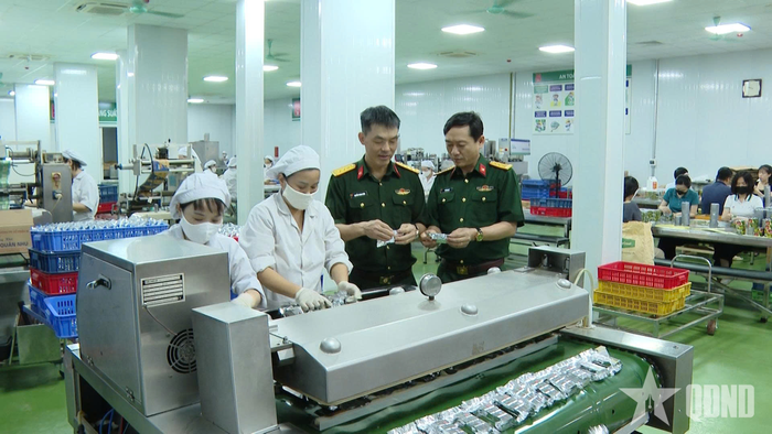 Lãnh đạo Công ty Cổ phần 22 trực tiếp kiểm tra chất lượng lương khô.