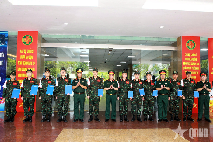  Lãnh đạo Bệnh viện Quân y 354 giao nhiệm vụ, động viên các thành viên Đội Quân y trước khi lên đường tham gia khắc phục hậu quả động đất tại Venezuela. 