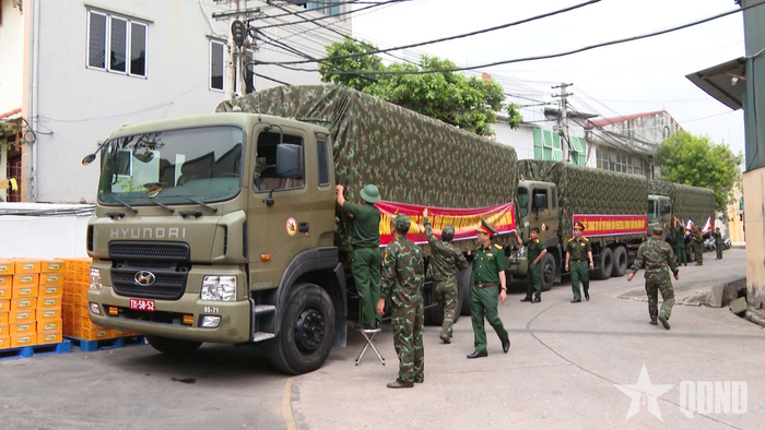 Cán bộ, chiến sĩ Lữ đoàn 971 (Cục Xe máy - Vận tải) chuẩn bị vận chuyển hàng hóa phục vụ cứu trợ tới sân bay Nội Bài.