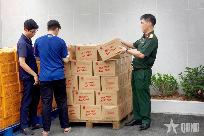 Lãnh đạo Công ty Cổ phần 22 kiểm tra quy trình đóng gói hàng hóa, bảo đảm đúng quy cách trước khi vận chuyển tới sân bay Nội Bài.