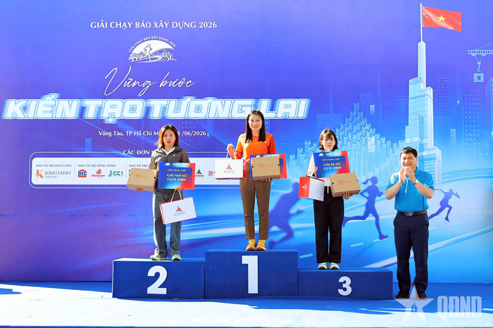 Ban tổ chức trao thưởng cho các vận động viên nam, nữ xuất sắc ở cự ly 21km. 