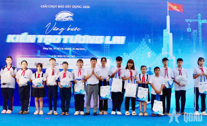 Báo Xây dựng trao quà tặng đến 20 trẻ em có hoàn cảnh khó khăn.