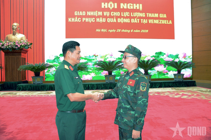 Đại tá, Tiến sĩ Nguyễn Hồng Hải, Phó tổng biên tập Báo Quân đội nhân dân động viên, giao nhiệm vụ cho Trung tá Lâm Mạnh Toàn, phóng viên Báo Quân đội nhân dân tham gia đoàn công tác. 