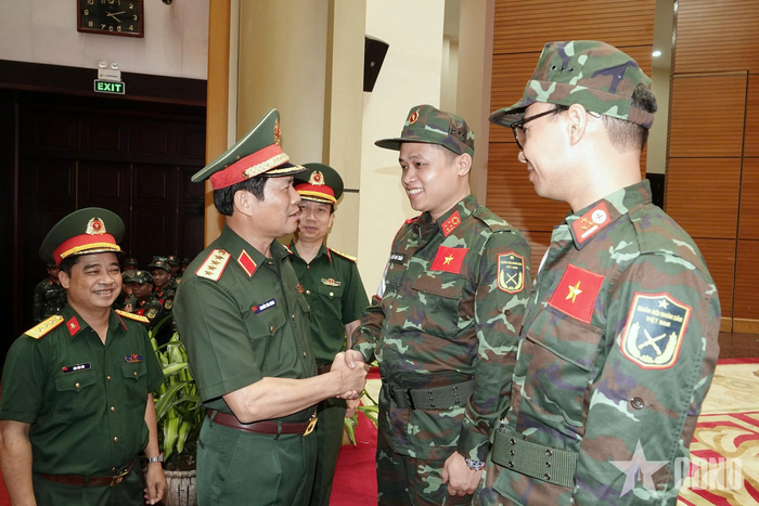  Đại tướng Nguyễn Tân Cương động viên các thành viên đoàn công tác. 