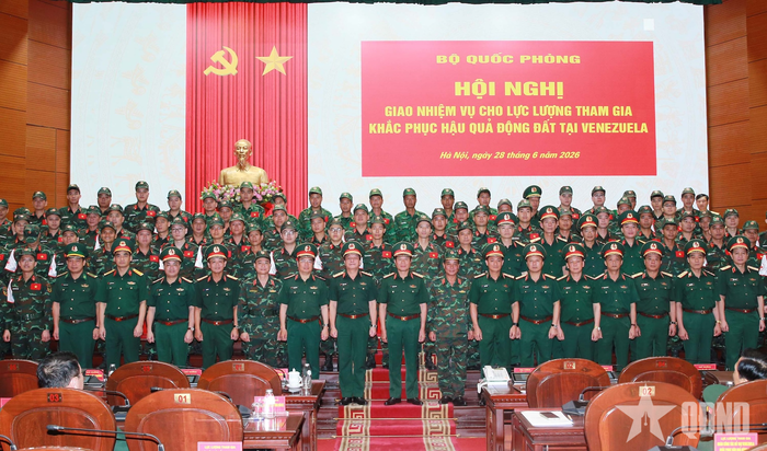 Đại tướng Nguyễn Tân Cương, thủ trưởng Bộ Tổng Tham mưu, thủ trưởng Tổng cục Chính trị chụp ảnh lưu niệm với lực lượng tham gia đoàn công tác. 