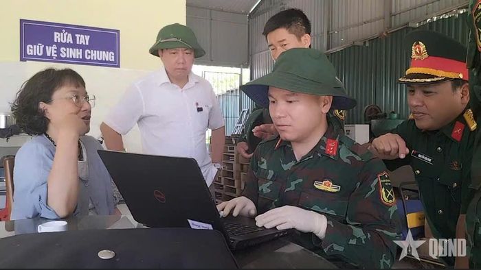  Các lực lượng sử dụng thiết bị radar xuyên đất để khảo sát, dò tìm hài cốt liệt sĩ tại thôn An Nha, xã Cồn Tiên và thôn Tân Tường, xã Cam Lộ, tỉnh Quảng Trị.
