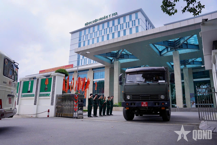 Phương tiện chở cán bộ, nhân viên Bệnh viện Quân y 103 cùng vật tư y tế lên đường. 