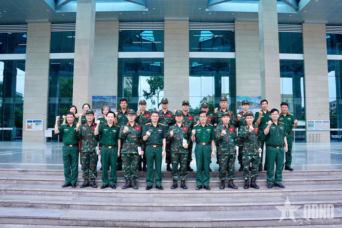  Cán bộ, nhân viên tham gia đoàn công tác thể hiện quyết tâm hoàn thành xuất sắc nhiệm vụ hỗ trợ Venezuela khắc phục hậu quả động đất.