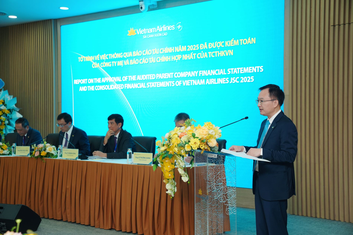  Ông Trần Văn Hữu, Trưởng Ban Tài chính-Kế toán Vietnam Airlines phát biểu tại Đại hội. 