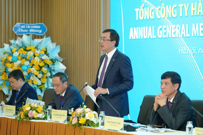  Chủ tịch Hội đồng quản trị Vietnam Airlines Đặng Ngọc Hòa trả lời chất vấn của các cổ đông tại Đại hội. 