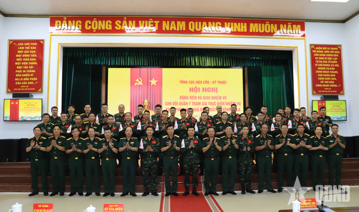  Thủ trưởng Tổng cục Hậu cần - Kỹ thuật và các đại biểu cùng Đội Quân y tại buổi gặp mặt. 