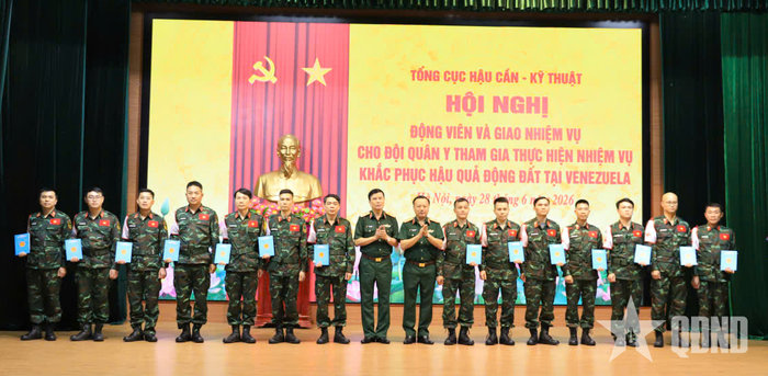  Thủ trưởng Tổng cục Hậu cần - Kỹ thuật trao quà tặng Đội Quân y. 