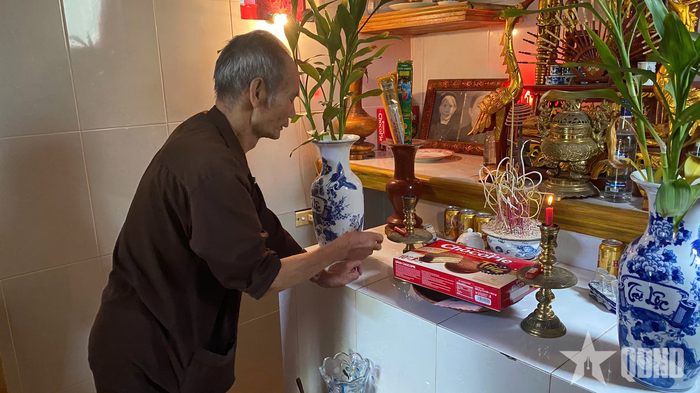 Hình ảnh ông Hanh lặng lẽ chăm nom bàn thờ của mẹ và hai người anh em giờ chỉ còn trong ký ức. 