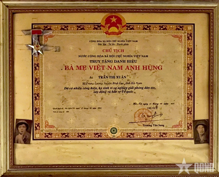 Danh hiệu Bà mẹ Việt Nam Anh hùng của mẹ Trần Thị Xuân được gia đình trân trọng treo giữa nhà. 