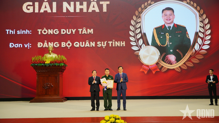 Lãnh đạo tỉnh Lai Châu và Ban tổ chức hội thi trao giải Nhất cho Đại úy Tòng Duy Tâm, Trợ lý Quần chúng thuộc Đảng bộ Quân sự tỉnh.