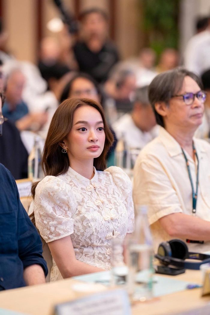 NSND Trần Lực và Kaity Nguyễn tại buổi họp báo.