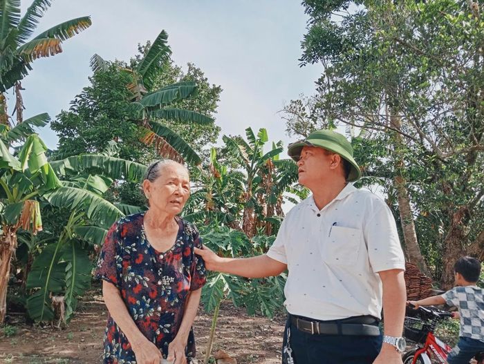 Lãnh đạo xã Quế Sơn Trung động viên các hộ dân.