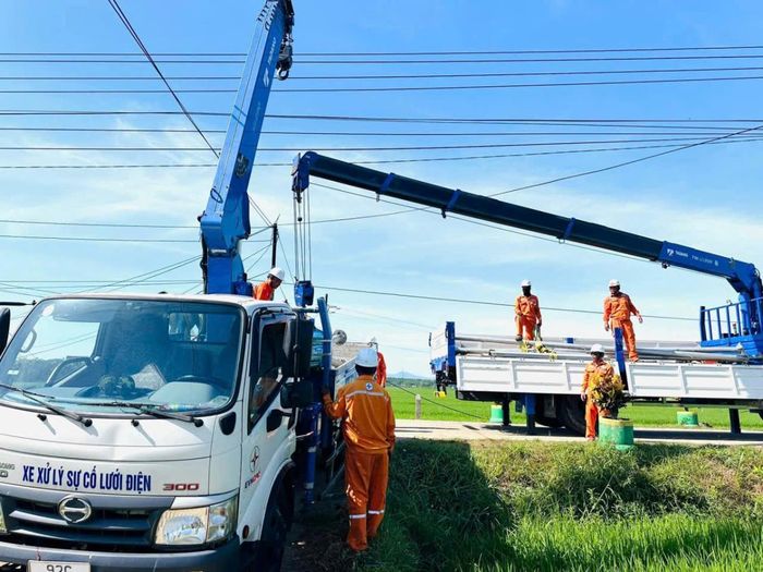 Mưa gió khiến hạ tầng lưới điện tại xã Thăng Điền bị hư hỏng.