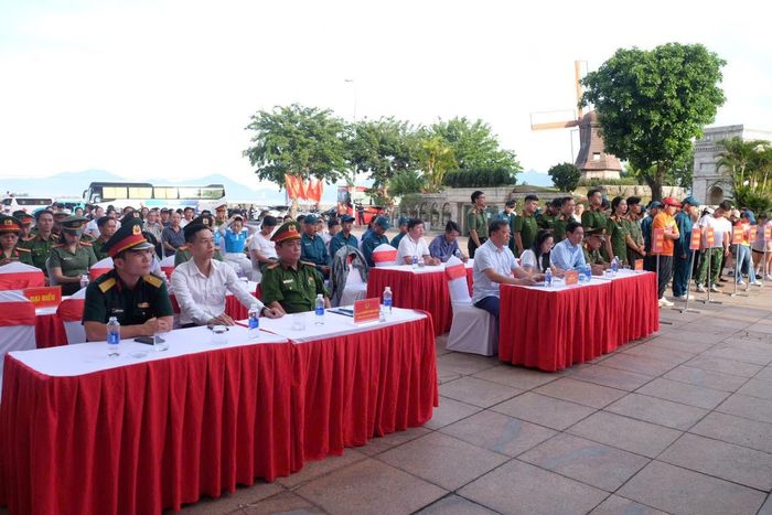 Các đại biểu tham dự buổi lễ.