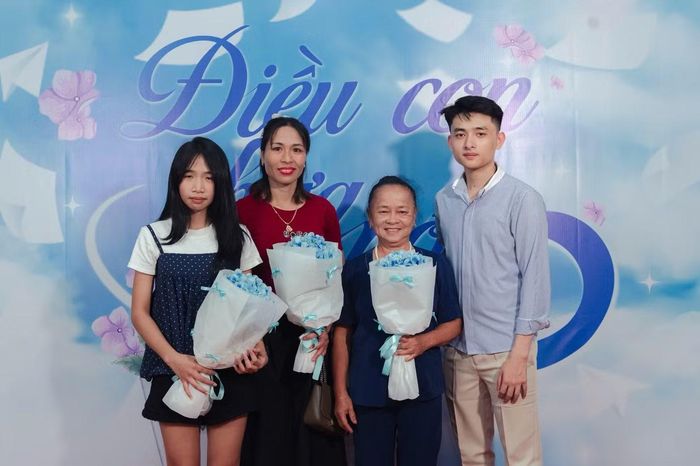 Nam Khánh cùng gia đình trong buổi chương trình.