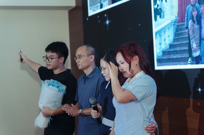 Khánh Như bật khóc và nói lời yêu thương với gia đình.